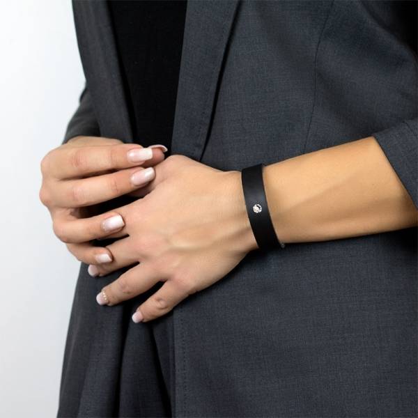 "Confidence Star Single" - Leather Bracelet with Swarovski Crystal, Single Wrap Stainless Steel Magnetic Clasp
